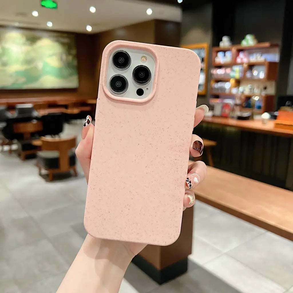 Nachhaltige rosa iPhone Hülle aus Silikon-Weizenstroh, minimalistisch im Design, Café-Hintergrund