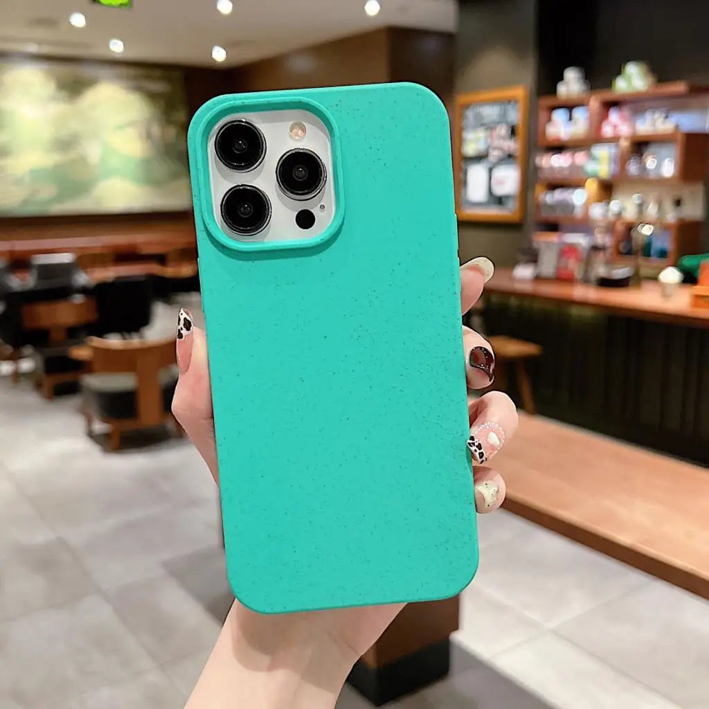 Türkise iPhone Hülle aus Silikon und Weizenstroh, auffällig & umweltfreundlich – Indoor-Aufnahme