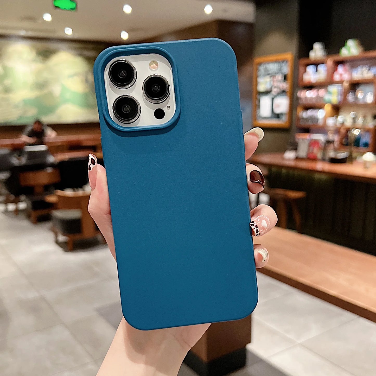 Nachhaltige iPhone Hülle in Dunkelblau, plastikfrei, mit natürlicher Textur – gehalten im Café