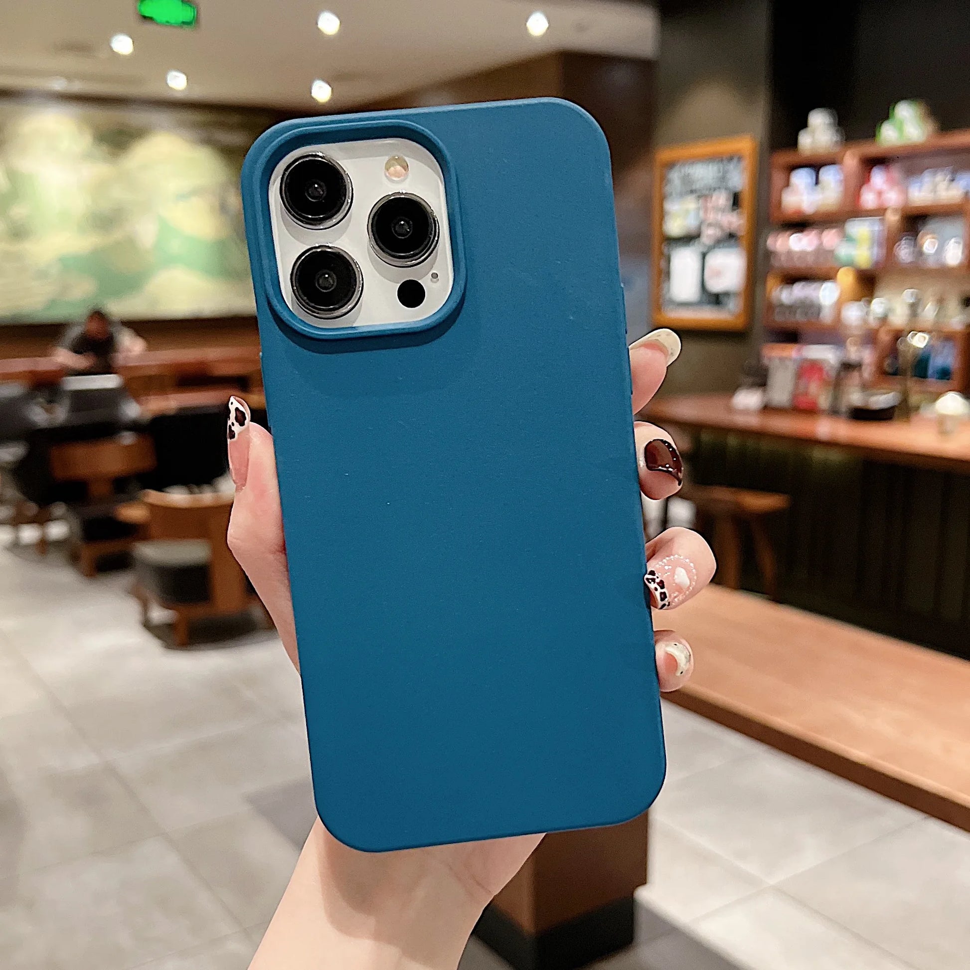 Nachhaltige iPhone Hülle in Dunkelblau, plastikfrei, mit natürlicher Textur – gehalten im Café
