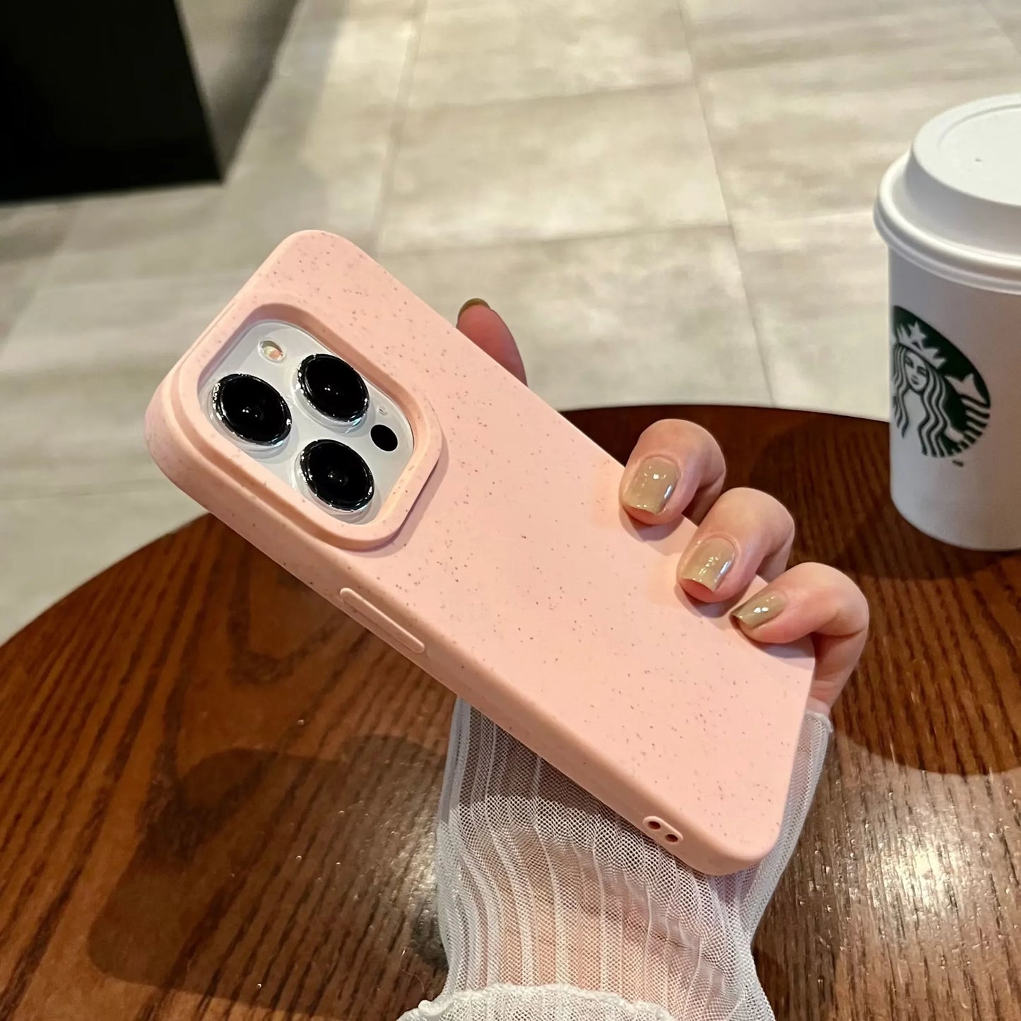 Rosa nachhaltige iPhone Hülle in der Hand gehalten, aus Silikon-Weizenstroh-Material