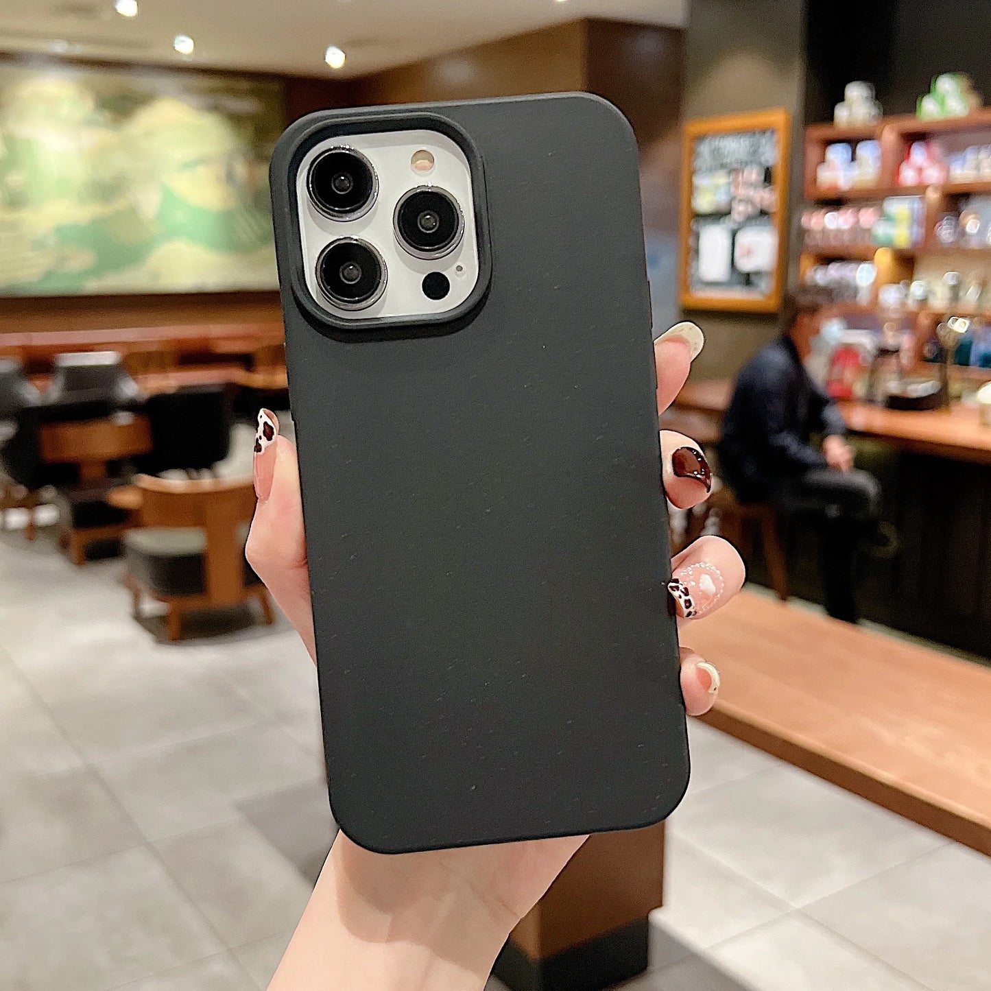 Schwarze iPhone Hülle aus mattem, nachhaltigem Silikon-Weizenstroh, minimalistisch im Design