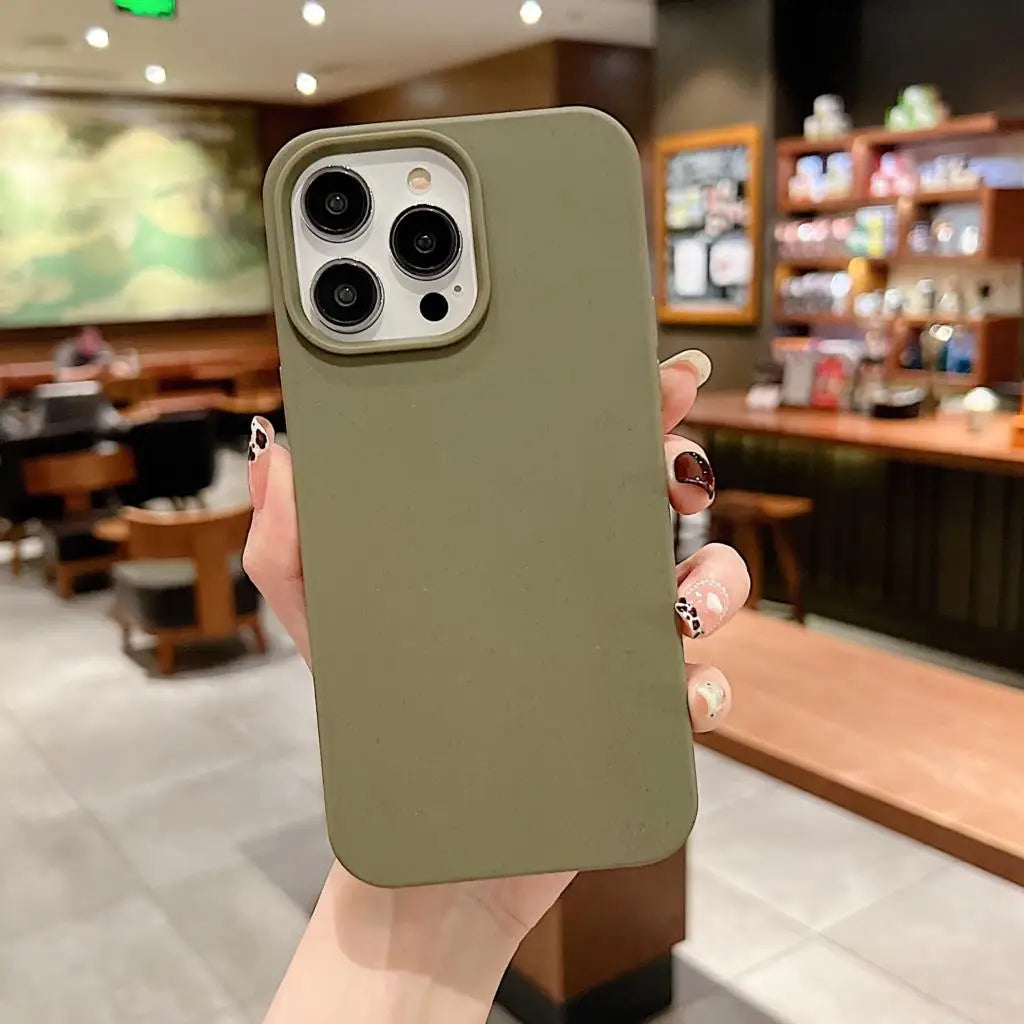 Olivgrüne nachhaltige iPhone Hülle, schlichtes Design aus Silikon-Weizenstroh-Gemisch