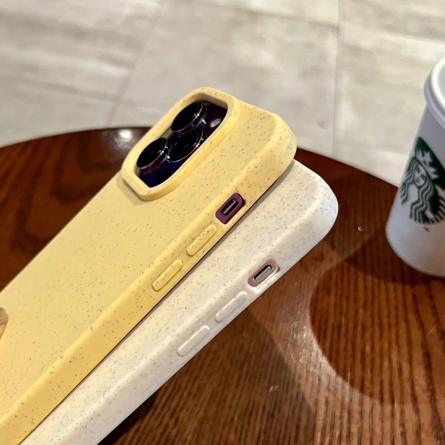 iPhone Hüllen aus Silikon-Weizenstroh in Gelb und Weiß mit sichtbarer Tastenstruktur, seitlich fotografiert