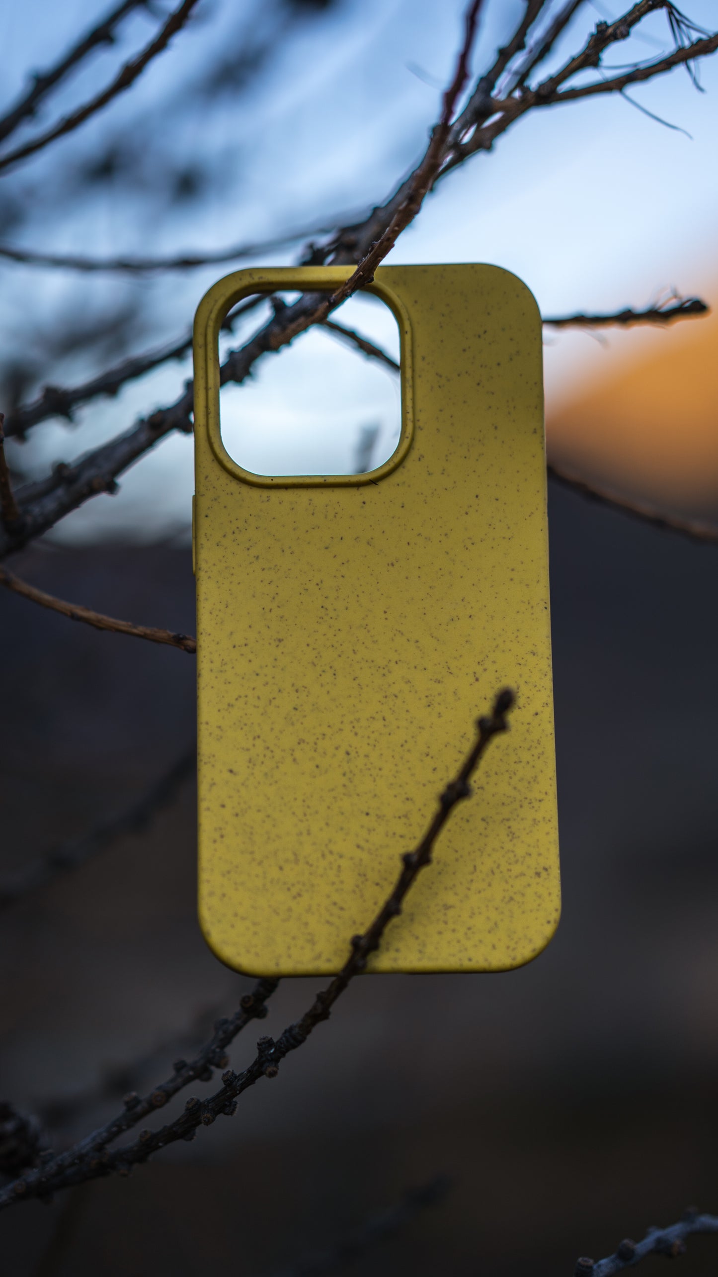 Gelbes iPhone Eco Case – umweltfreundliche Handyhülle aus Weizenstroh-Silikon-Mix in herbstlicher Natur