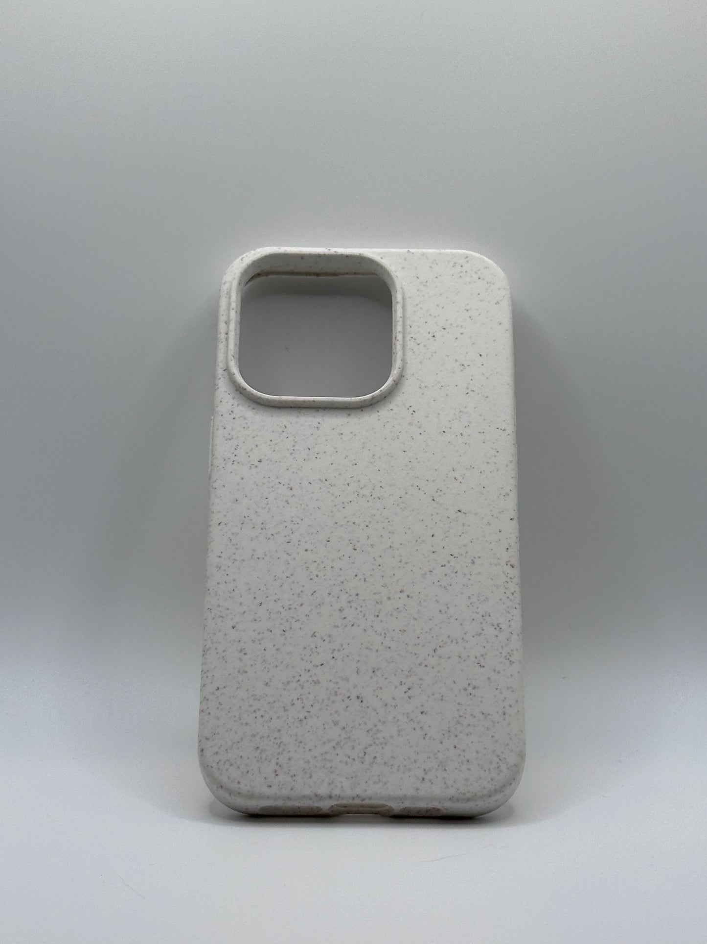 Weiße iPhone Hülle mit Naturstruktur aus Silikon-Weizenstroh-Mischung – cleanes Studiofoto