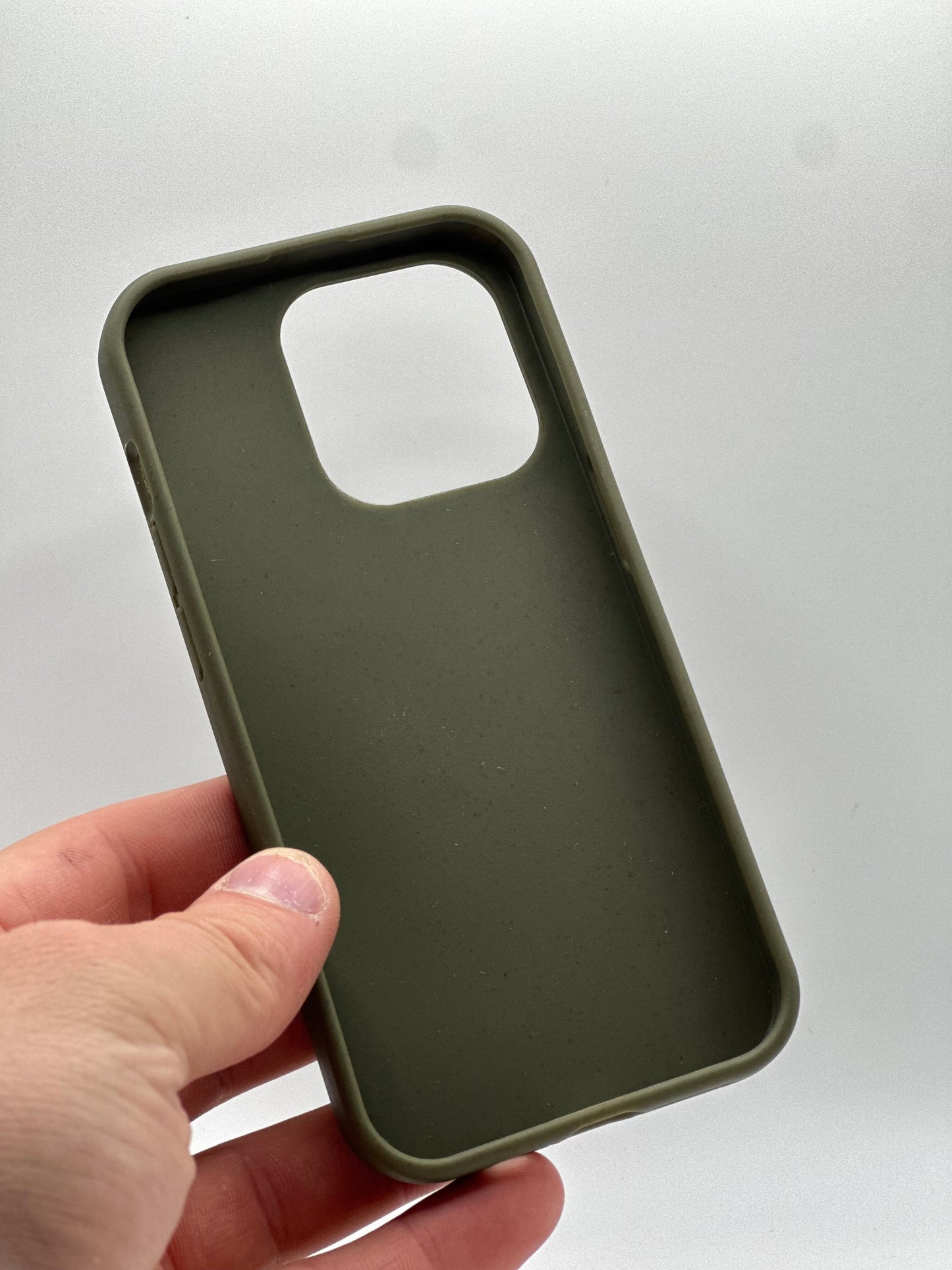 Dunkelgrüne iPhone Hülle aus Silikon-Weizenstroh, plastikfrei & robust – Fokusaufnahme auf Textur